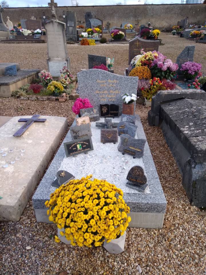 Monument Mesino avec stèle en gris du Tarn, cimetière dans la Haute Saône (70)